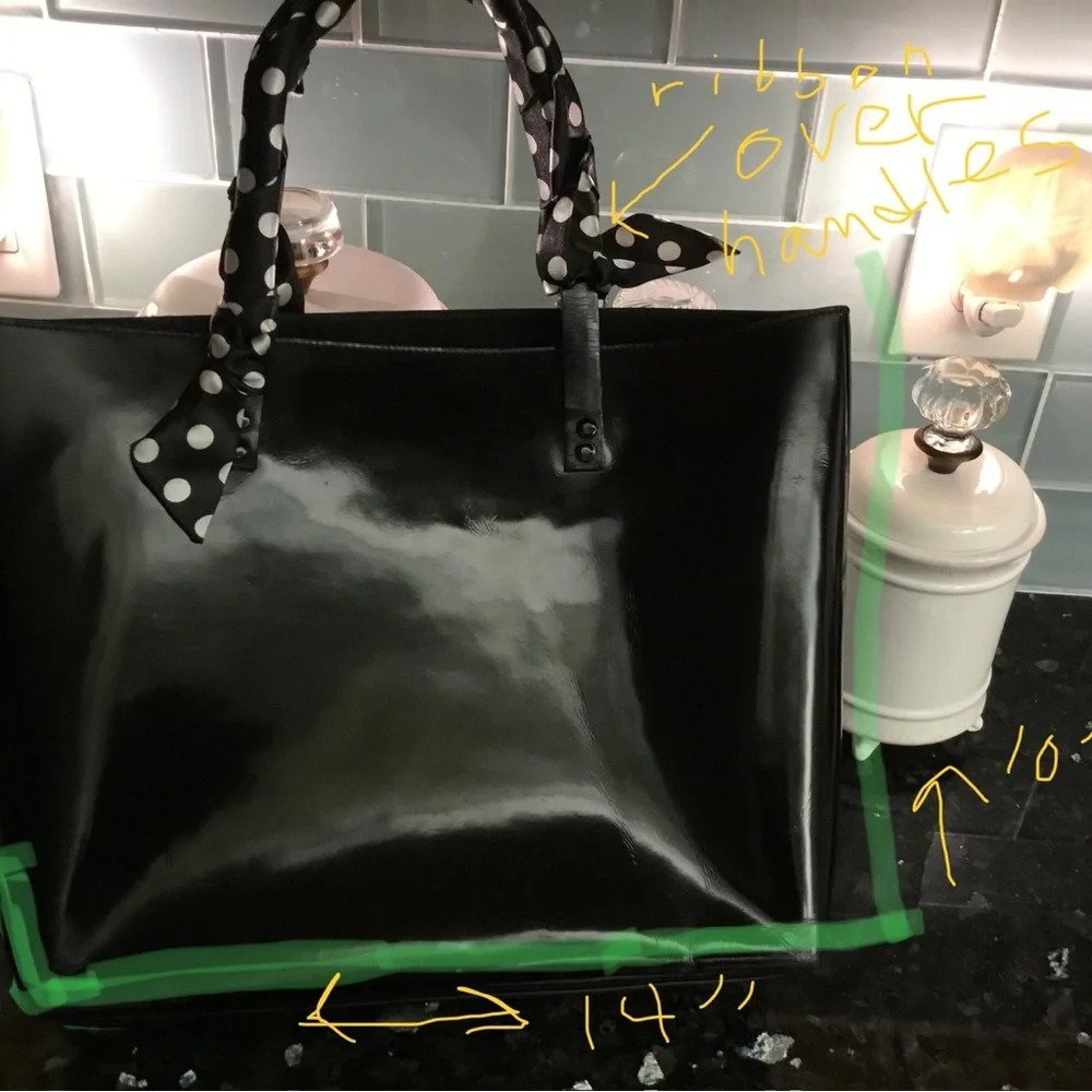 GUCCI black patent tote shoulder bag w/ matching attached pouch; gold hardware. - Picture 9 of 16